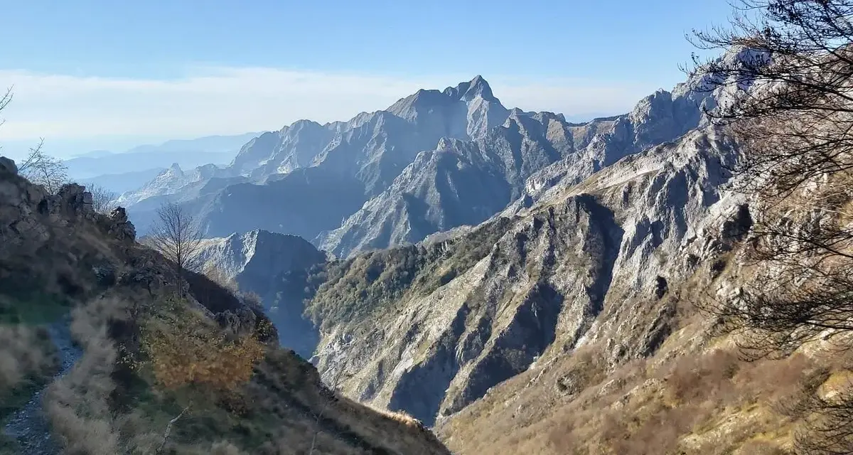 Sentiero panoramico sulla Via Vandelli, con montagne imponenti e valli profonde. Ideale per chi cerca dove dormire in un contesto naturale mozzafiato.