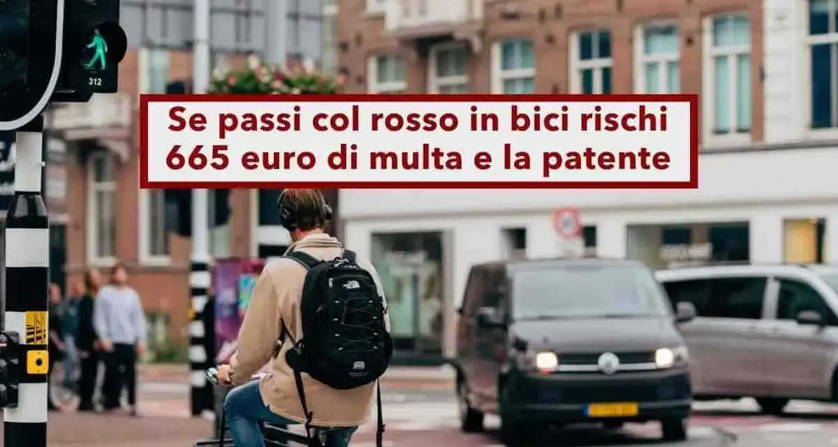 Ciclista ignora il semaforo rosso, rischiando una multa salata e la sospensione della patente, come previsto dall'art. 146 del Codice della Strada.