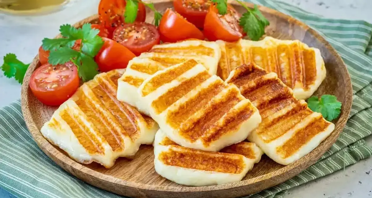 Grillowany ser halloumi z pomidorkami koktajlowymi i kolendrą. Idealny pomysł, co zrobić z sera halloumi na lekki posiłek.