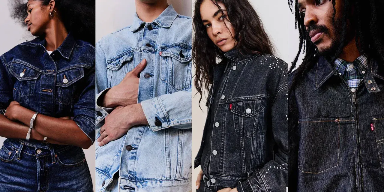 Modelli diversi indossano giubbotti di jeans, alcuni con borchie, altri classici. Un giubbotto sopra giacca è un look versatile.