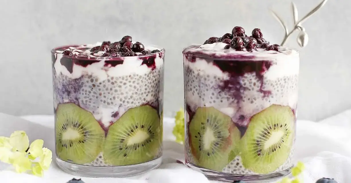 Två glas med chiapudding kvarg, kiwi och blåbär. En härlig frukost eller mellanmål.