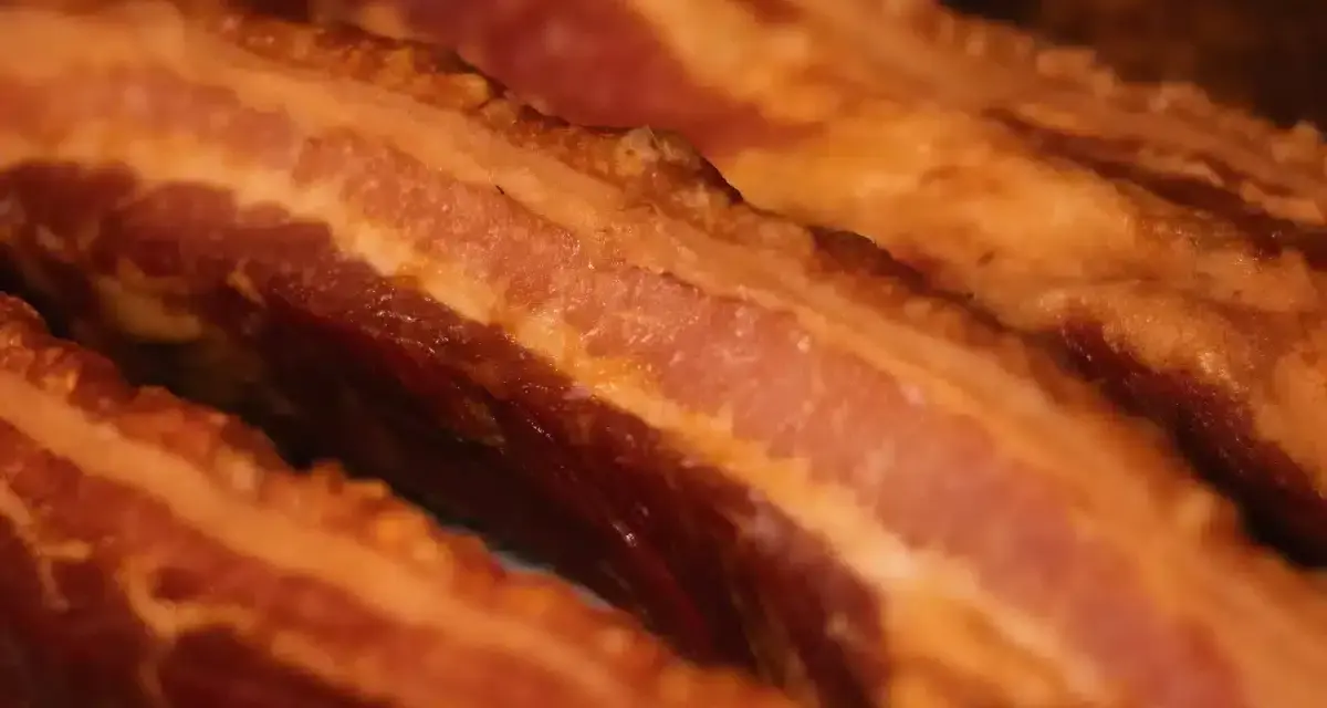Torreznos al horno crujientes, con capas de carne y grasa dorada.