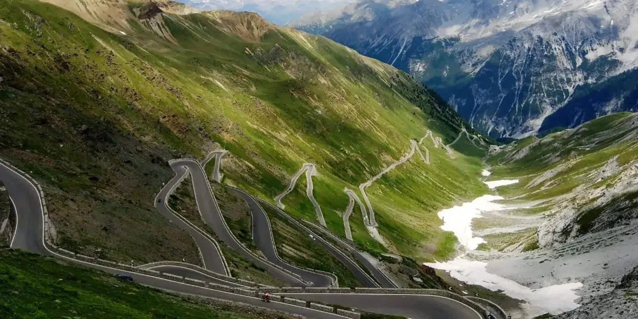 Malownicze serpentyny Passo dello Stelvio, kiedy otwarta, zapraszają do podziwiania alpejskich krajobrazów.