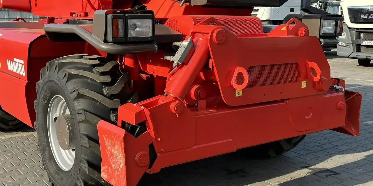 Czerwony ładowarka Manitou MRT 2150. Szczegółowe dane techniczne tej maszyny budowlanej są kluczowe dla jej efektywnego wykorzystania.