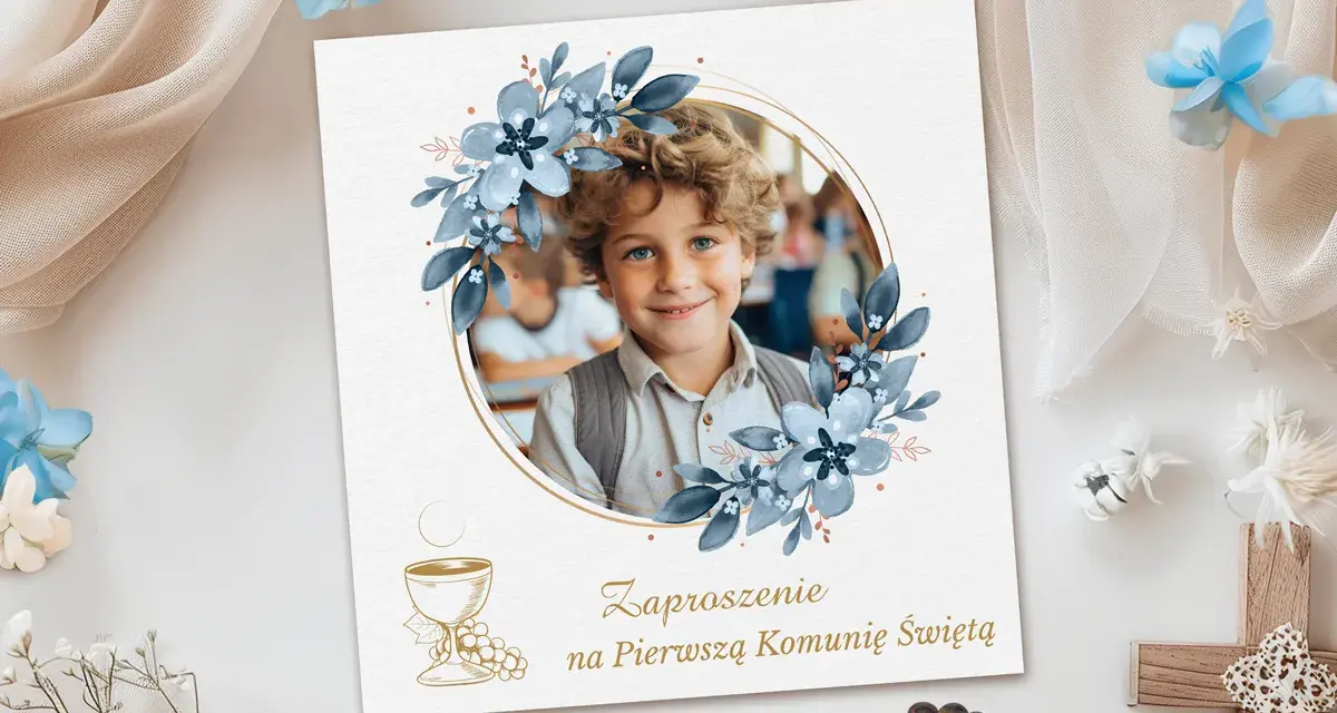 Zaproszenie na Pierwszą Komunię Świętą. Na karcie zdjęcie chłopca w wianku z niebieskich kwiatów. Poniżej tekst: "Zaproszenie na Pierwszą Komunię Świętą".
