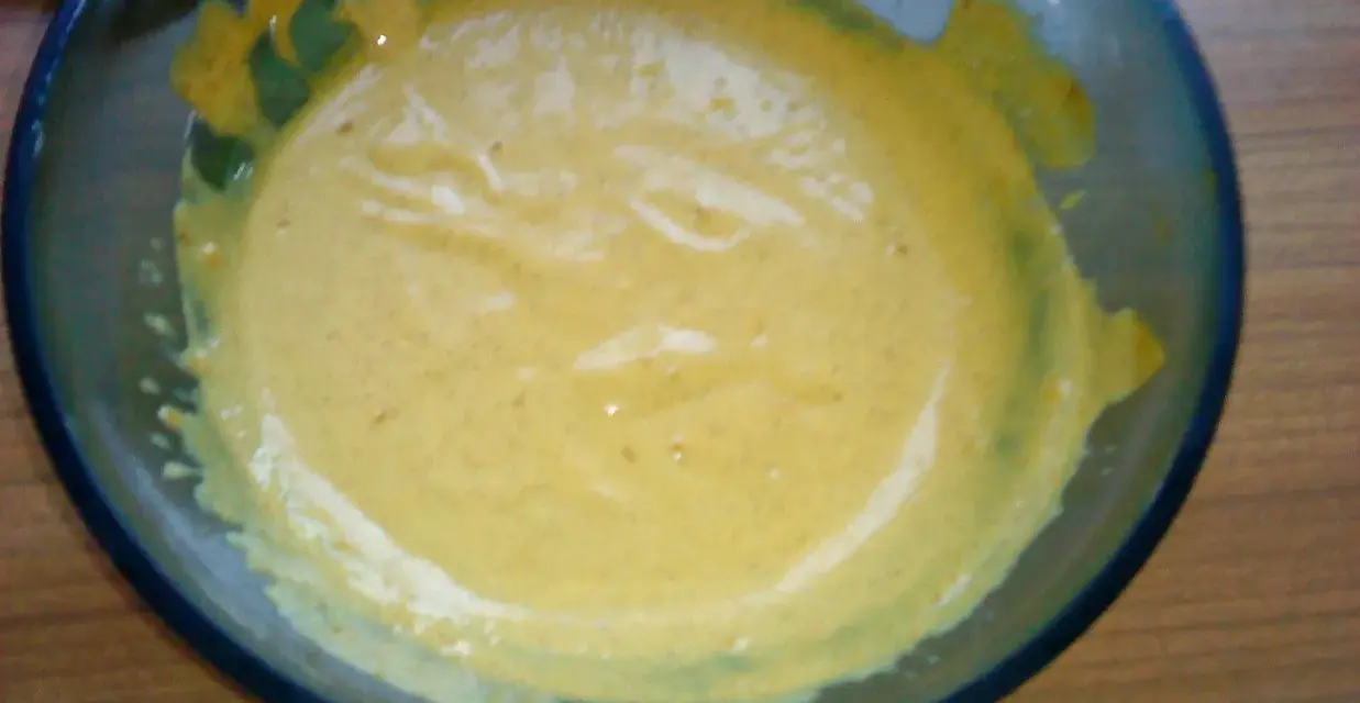 Gęsty, żółty sos curry w szklanej misce, gotowy do podania. Idealny do dań kuchni indyjskiej.