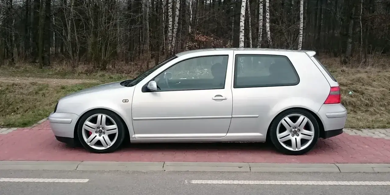 Srebrny Golf 4 na felgach z pięcioma ramionami. Rozstaw śrub golf 4 idealnie dopasowany do tych felg.