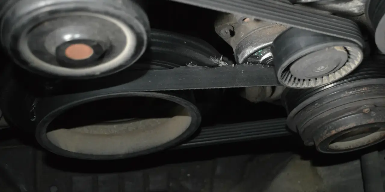 Uszkodzony schemat paska klinowego Mercedes 2.2 CDI. Widać luźne włókna i przetarcia na pasku.