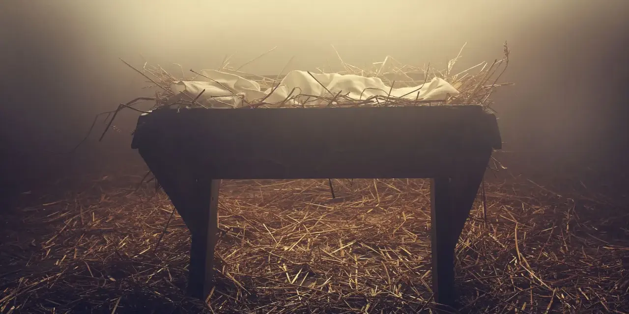 Pusta żłób, symbol początku, gdzie na początku było słowo. Siano i białe płótno w mglistym świetle.