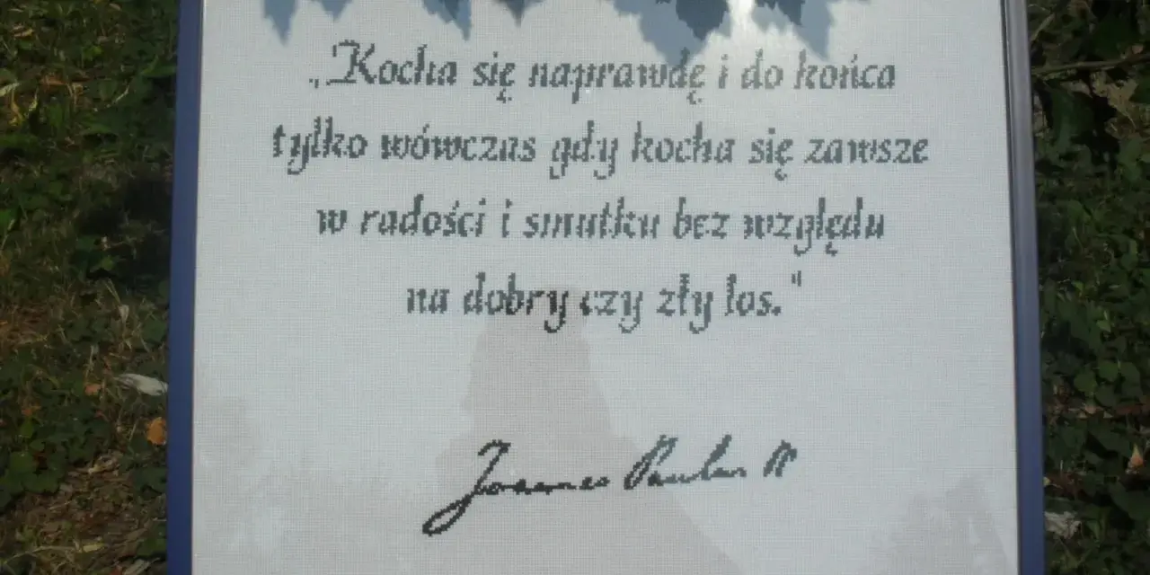 Piękny haft z cytatem Jana Pawła II na rocznicę ślubu: "Kocha się naprawdę i do końca tylko wówczas gdy kocha się zawsze w radości i smutku bez względu na dobry czy zły los.
