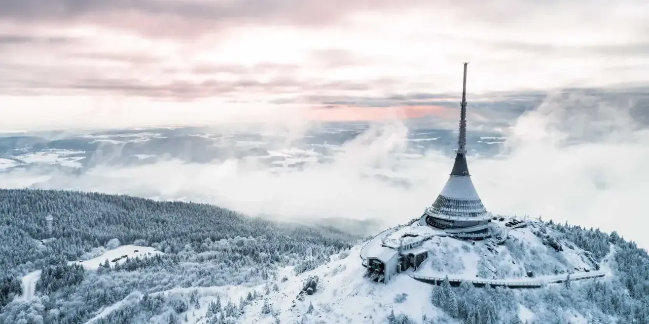 Wieża widokowa na górze Ještěd, jedna z głównych libereckich atrakcji, w zimowej scenerii.