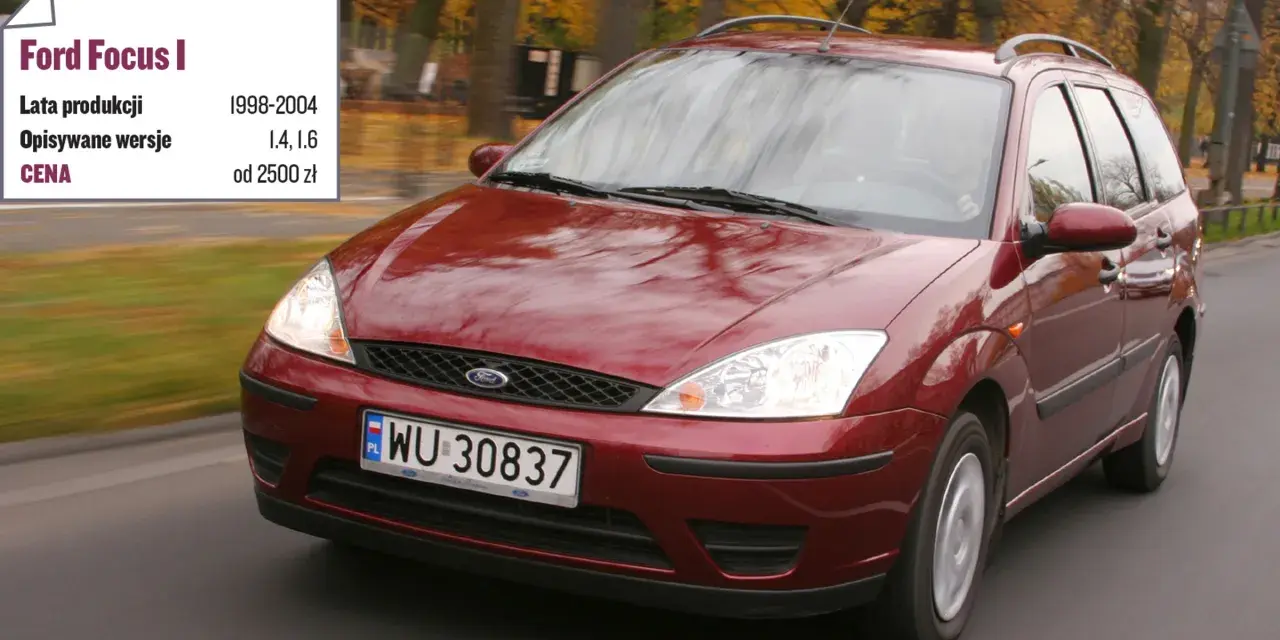 Czerwony Ford Focus Mk1 1.6 benzyna z lat 1998-2004, poruszający się po drodze.
