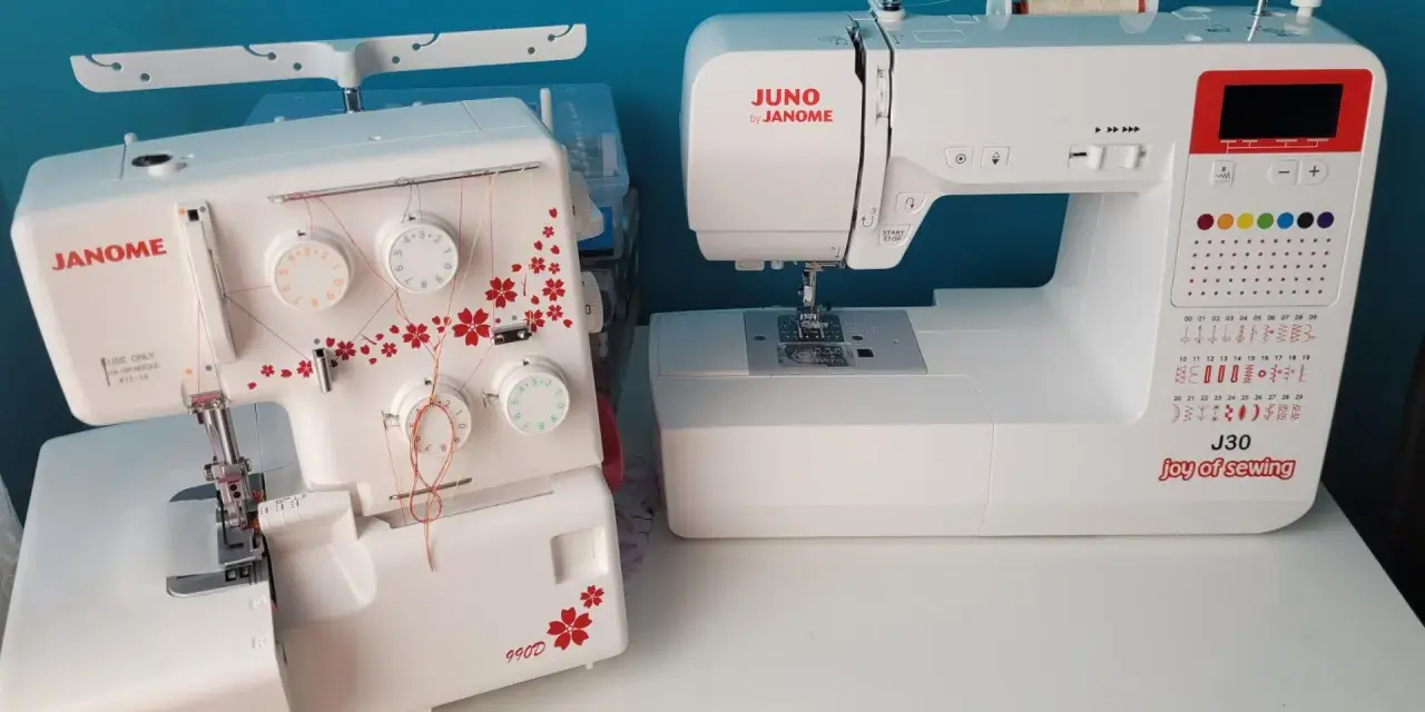 Dwie maszyny do szycia: biały owerlok Janome 990d z czerwonymi kwiatami i biała maszyna Juno by Janome J30.