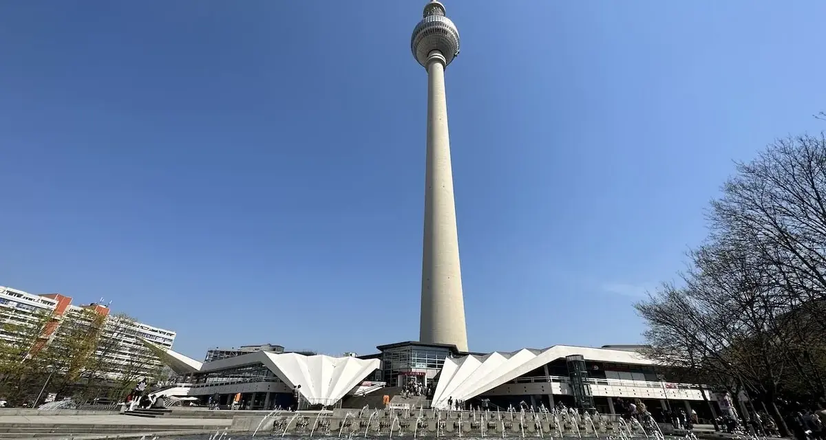 Fernsehturm und Brunnen am Alexanderplatz, ein Muss, wenn man cosa vedere a Berlino sucht.