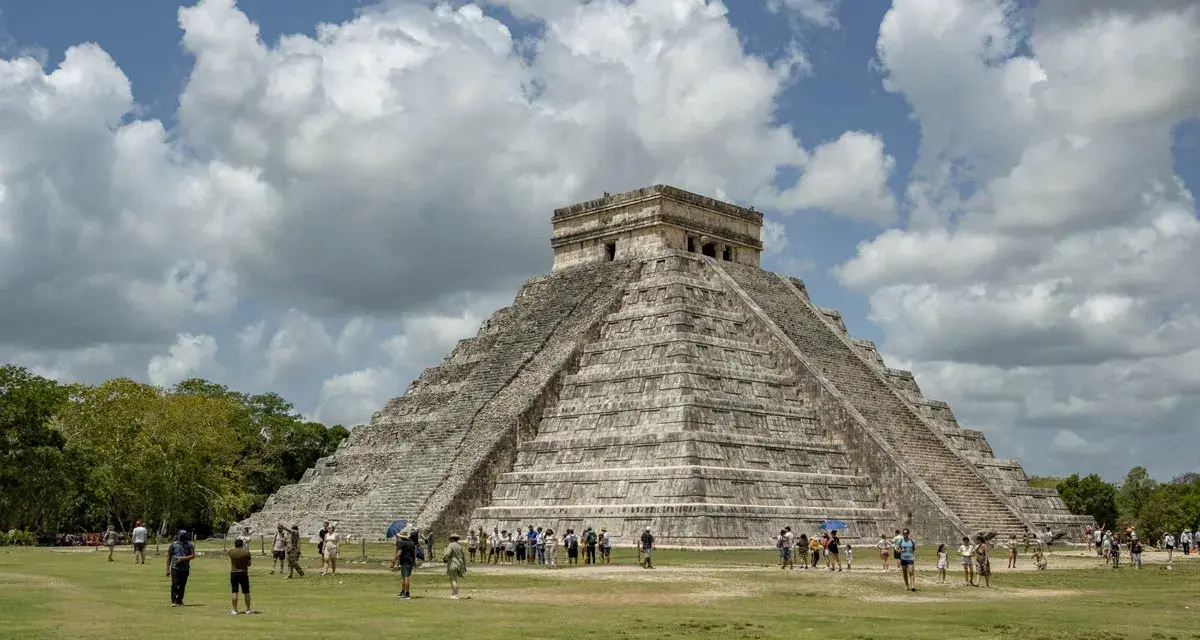 Wspaniała piramida Kukulkana w Chichen Itza, cel wielu podróży. Ta wycieczka do Meksyku to niezapomniane wrażenia!