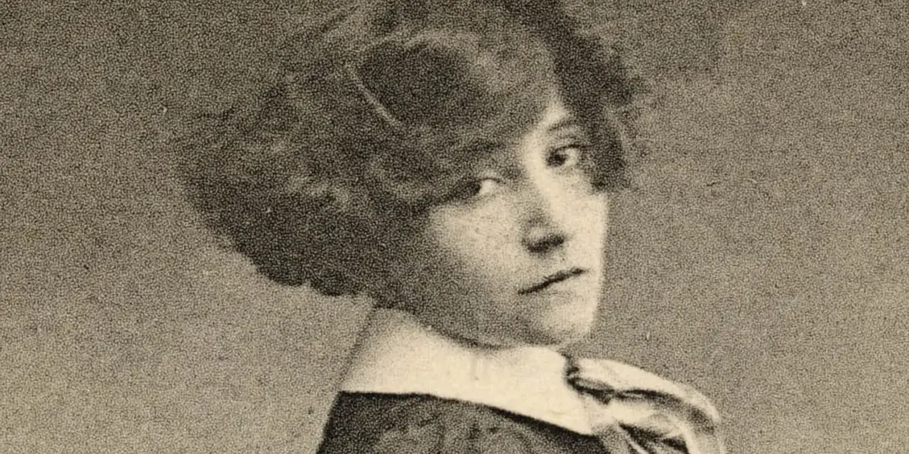 Portrait de Colette jeune, regardant par-dessus son épaule, avec une coiffure bouclée et un col blanc.