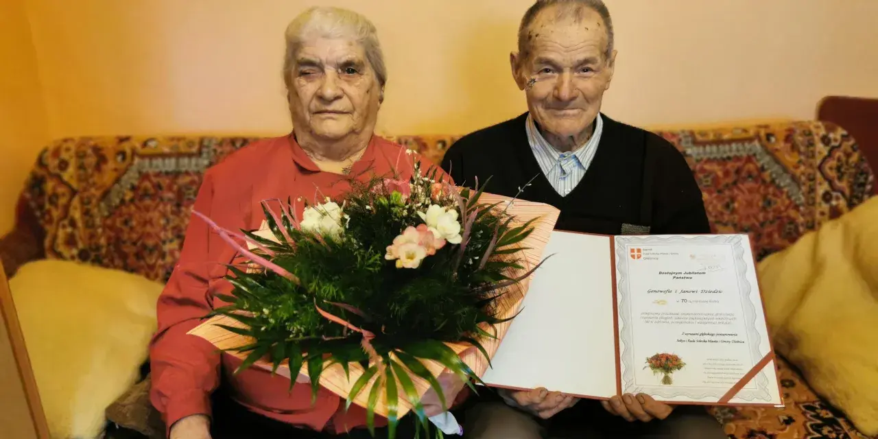 Para Genowefa i Jan Dziedzic świętuje 70 rocznicę ślubu. Otrzymali gratulacje i bukiet kwiatów.