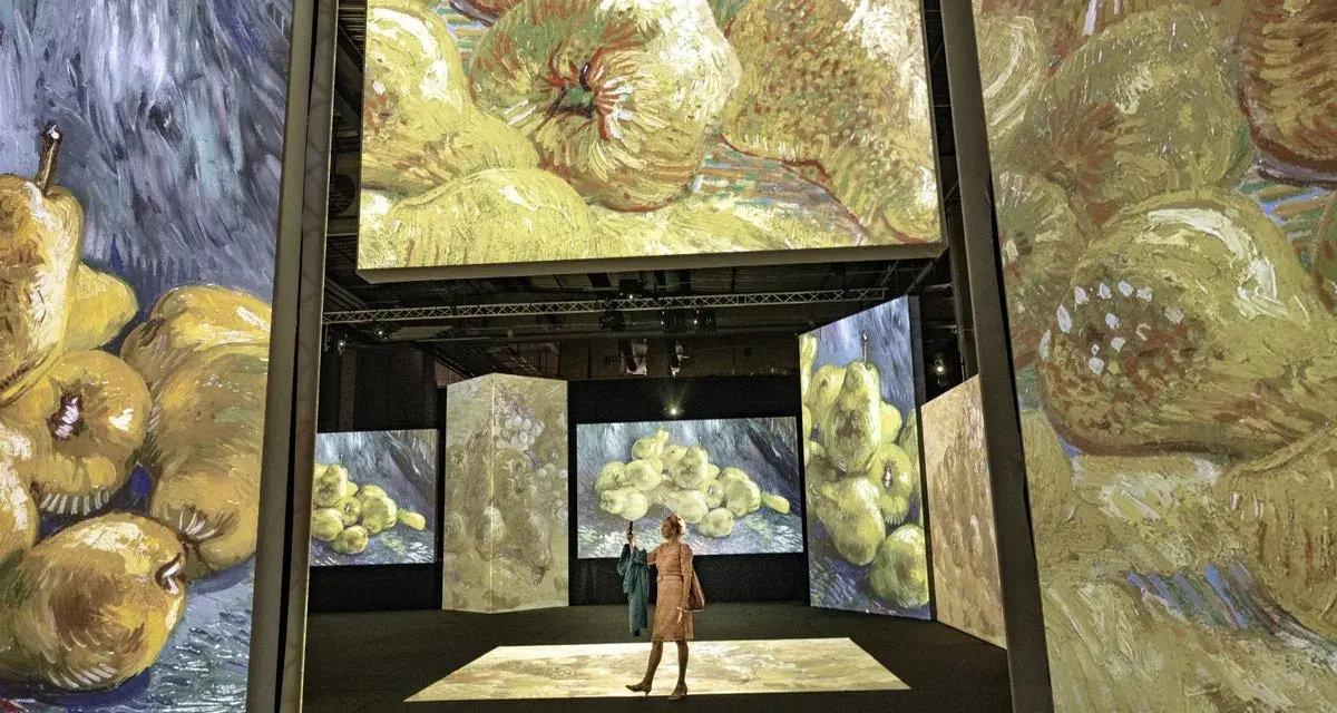En utställning med Vincent van Goghs målningar projicerade på stora skärmar. Här finns fakta om Vincent van Gogh, med fokus på hans fruktmotiv.