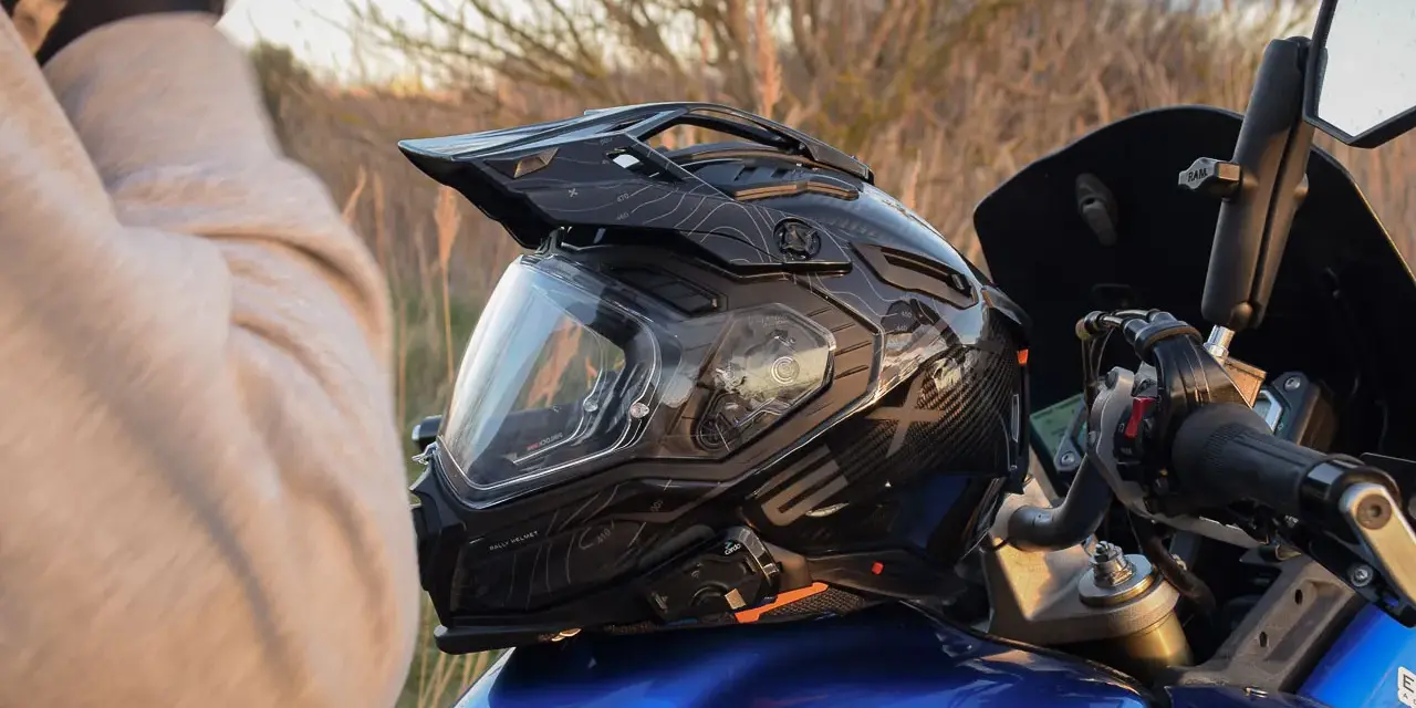Casco de moto negro con diseño de mapa topográfico, listo para aprender como limpiar casco de moto.