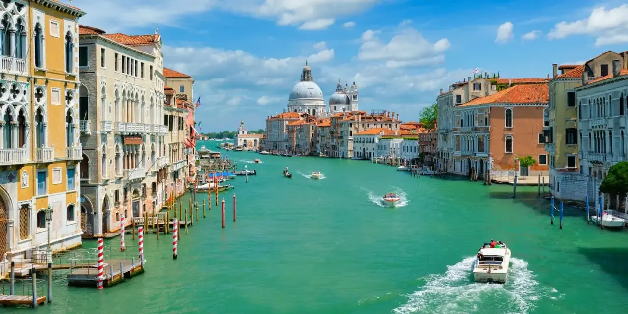 Navigando sul Canal Grande, da Piazzale Roma a Piazza San Marco, tra palazzi storici e barche che solcano l'acqua turchese.