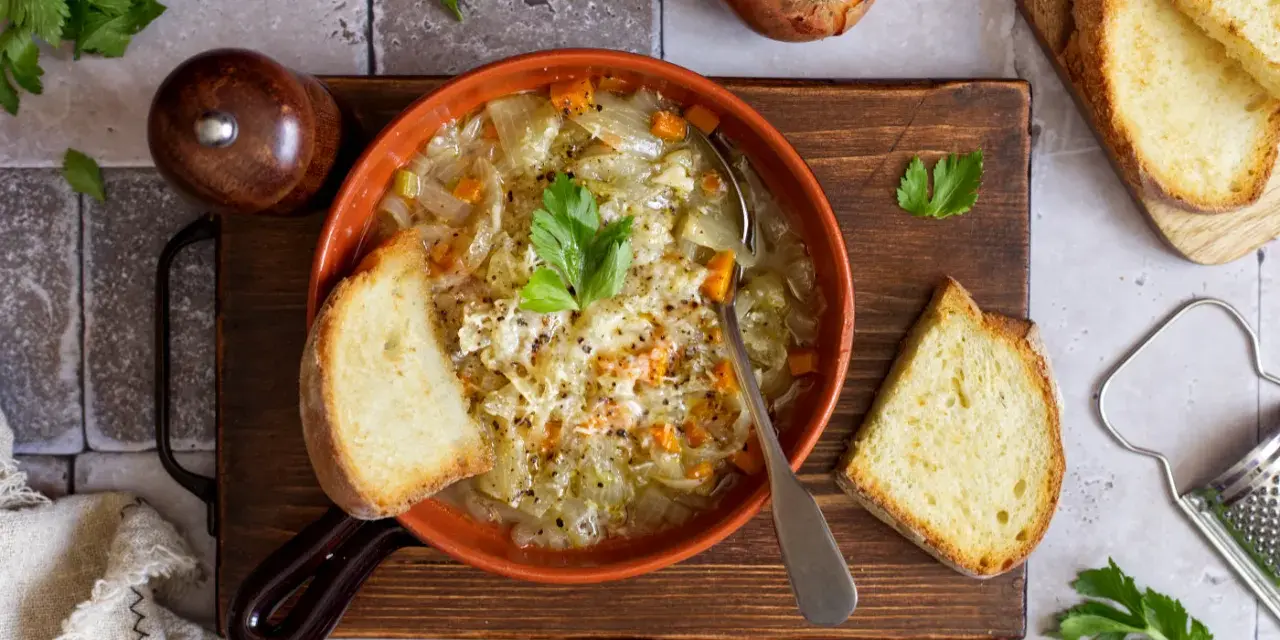 Zuppa di cavolo e carote, una deliziosa carabaccia ricetta, servita con pane tostato e prezzemolo fresco.