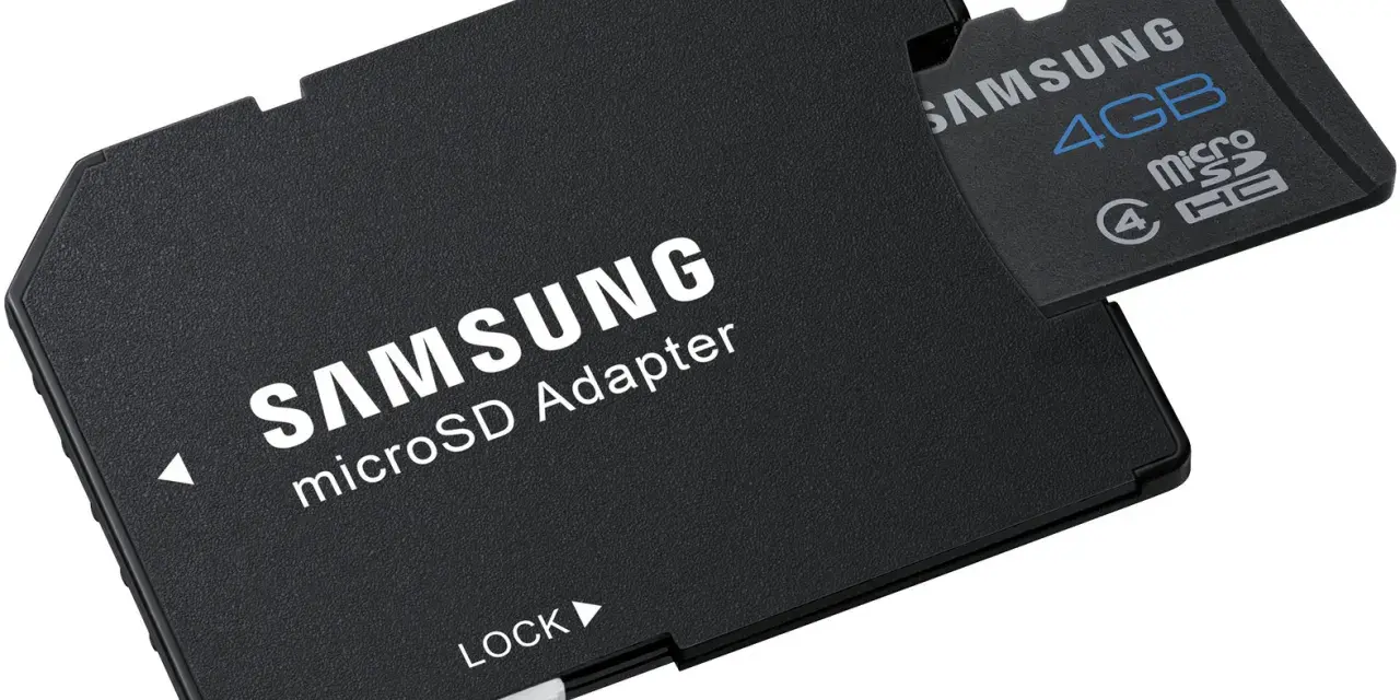 Adaptateur microSD Samsung avec une carte 4GB insérée. La taille carte sd est parfaite pour vos appareils.