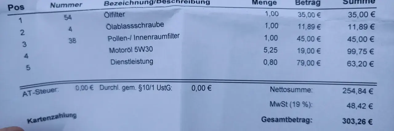 Rechnung für Auto-Service: Ölwechsel, Filter, Motoröl und Dienstleistung. Die auto elektronik reparatur kosten sind hier nicht aufgeführt, aber die Gesamtkosten betragen 303,26 €.