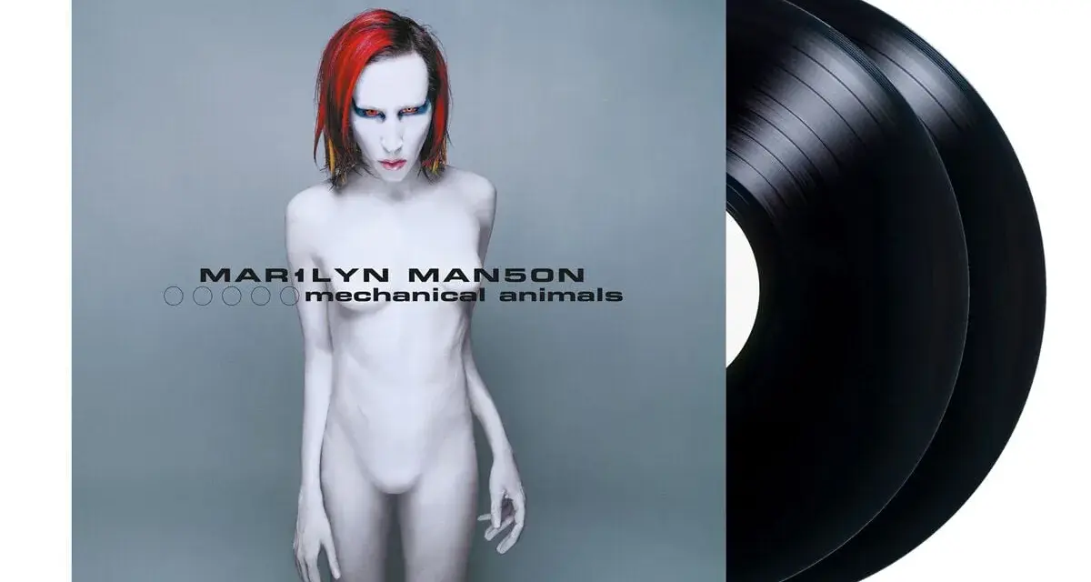 Pochette de l'album "Mechanical Animals" de Marilyn Manson, avec deux vinyles noirs. L'image évoque des créatures mécaniques.