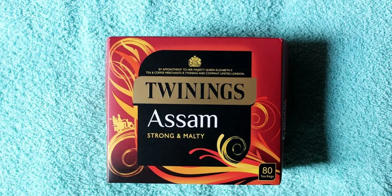 Pudełko herbaty Twinings Assam, idealne, co przywieźć z Anglii do Polski. Mocna i słodowa.
