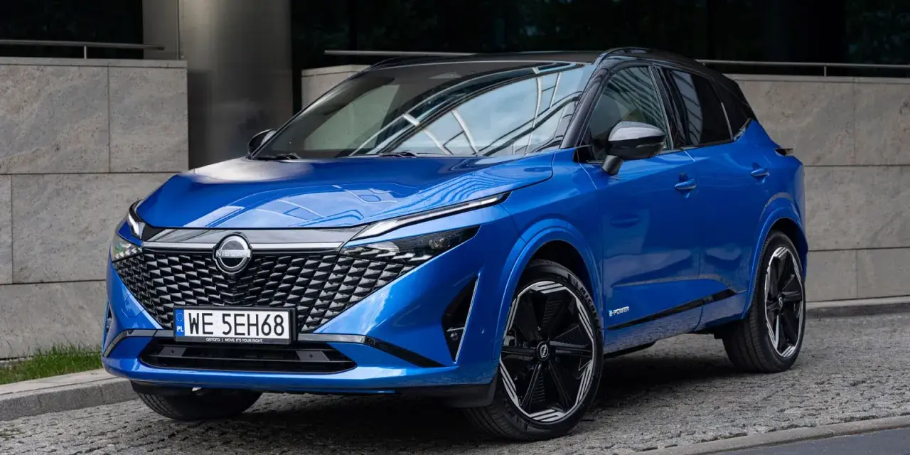 Niebieski Nissan Qashqai z czarnym dachem, nowoczesny design. Sprawdź aktualną nissan qashqai cena i wyposażenie.