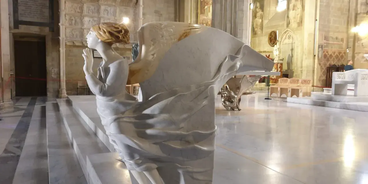 Marmorengel in einer Kathedrale, der betet. Die Skulptur erinnert an einen bibel verse über Hoffnung und Glauben.