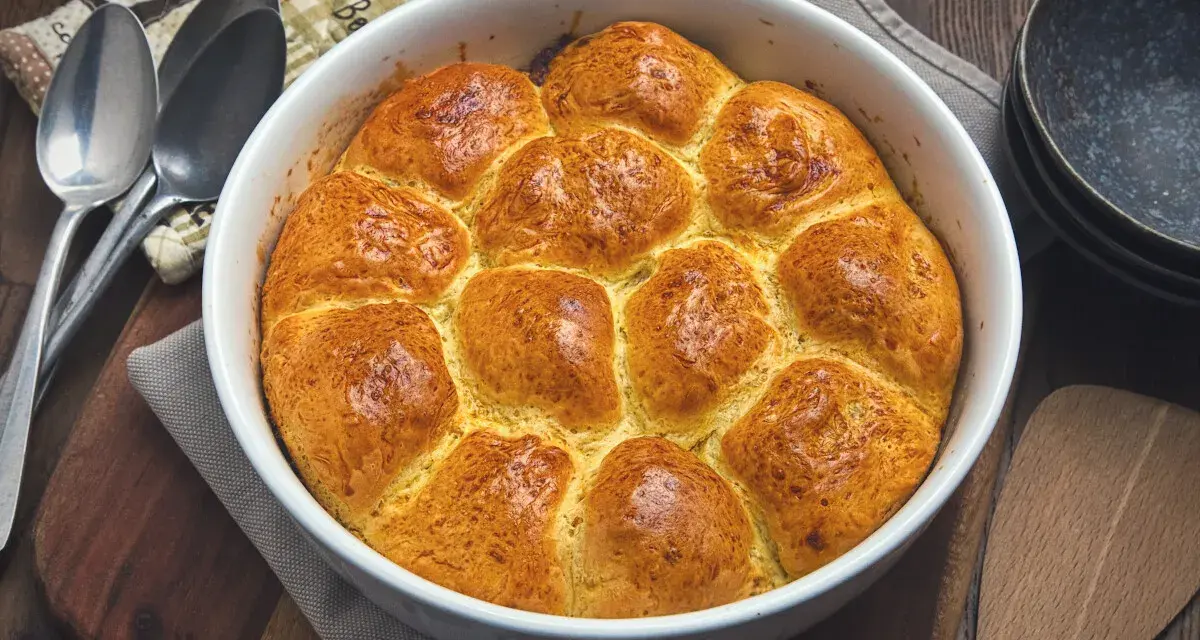 Goldbraune Buchteln, frisch aus dem Ofen, warten darauf, nach diesem köstlichen Buchteln Rezept genossen zu werden.