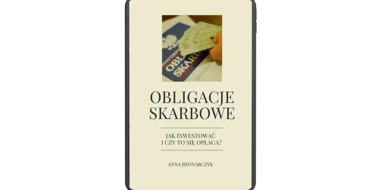 Grafika przedstawia ekran telefonu z napisem "Obligacje Skarbowe" i dłonią trzymającą banknoty.