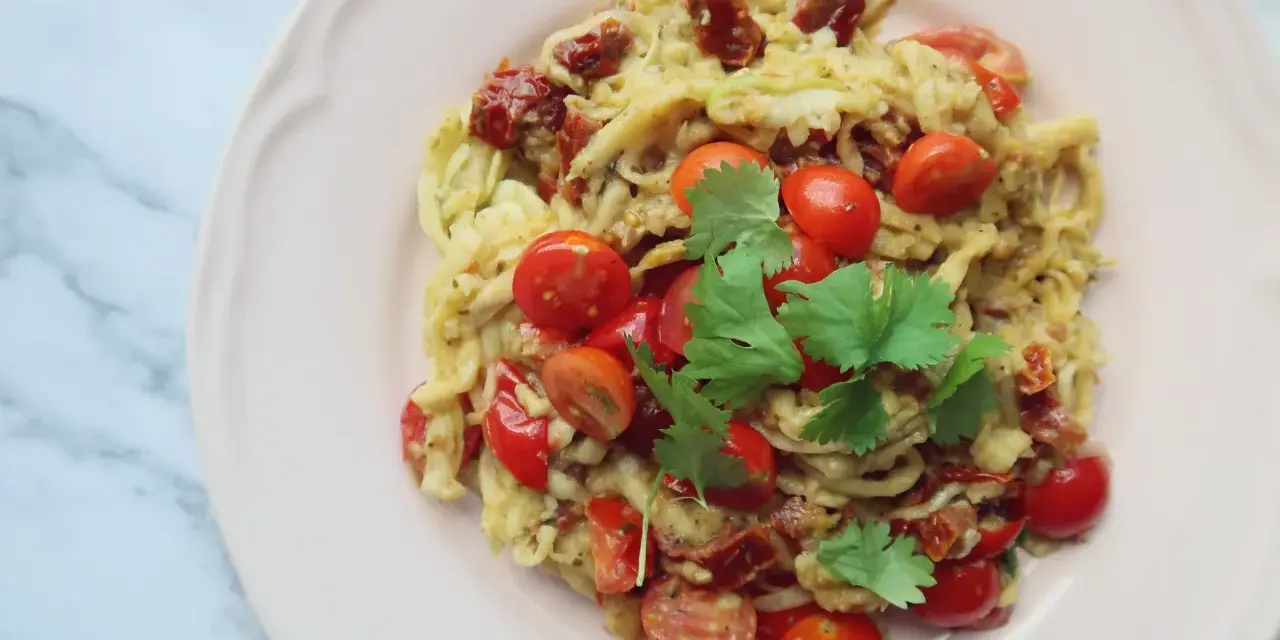 Spaghetti z cukinią i pomidorami: Obiad w 20 min + triki