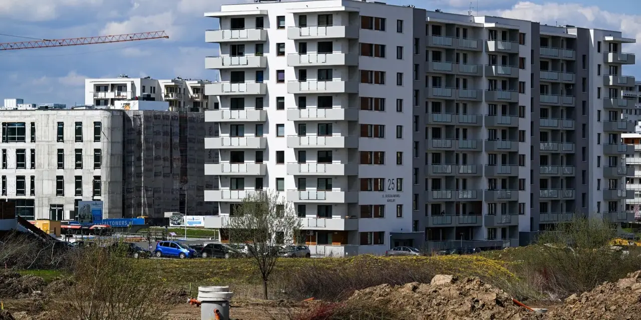 Nowe bloki mieszkalne. Kto musi wywiesić tabliczkę z danymi kontaktowymi przy wejściu do apartamentu na doby? Właściciel lub zarządca nieruchomości.