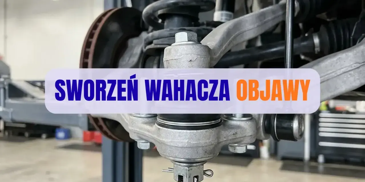 Widok na zawieszenie samochodu z widocznym sworzniem wahacza. Napis na zdjęciu informuje o objawach zużycia sworznia.