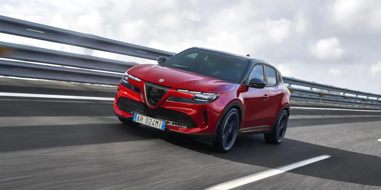 Czerwony Alfa Romeo Junior elektryczny SUV na drodze.