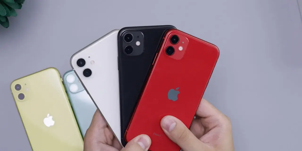 Ułatw sobie przejście z Androida na iOS dzięki tej aplikacji. Na zdjęciu iPhone'y w kolorach: żółtym, zielonym, białym, czarnym i czerwonym.