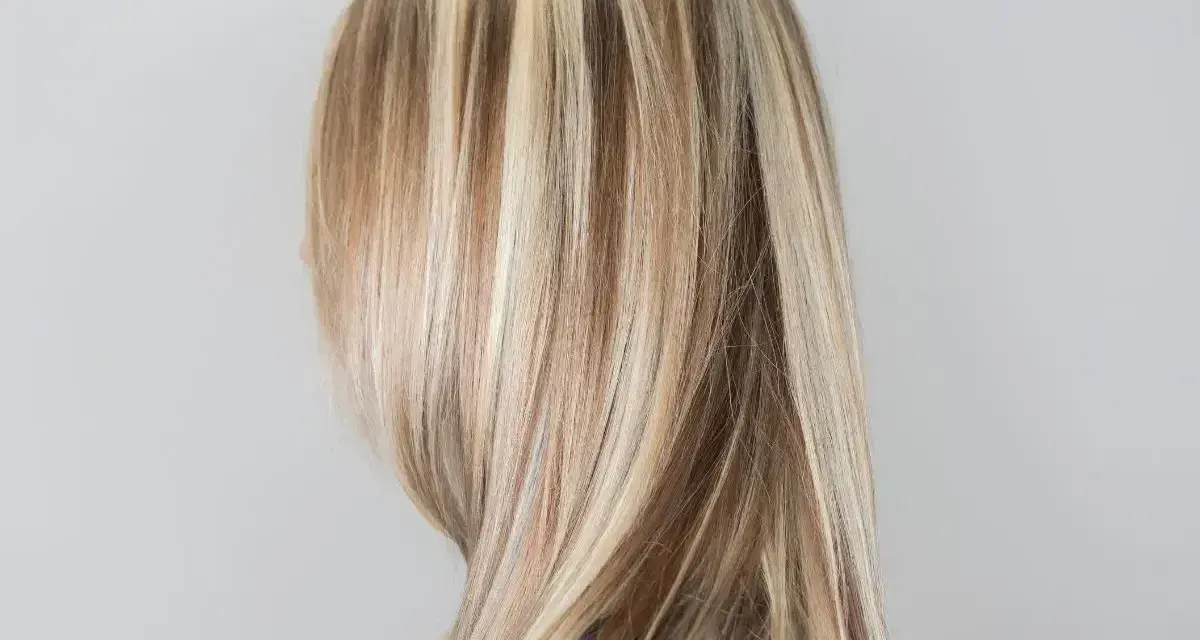 Piękne, długie włosy z kontrastującymi pasemkami blond, które dodają im głębi i blasku.