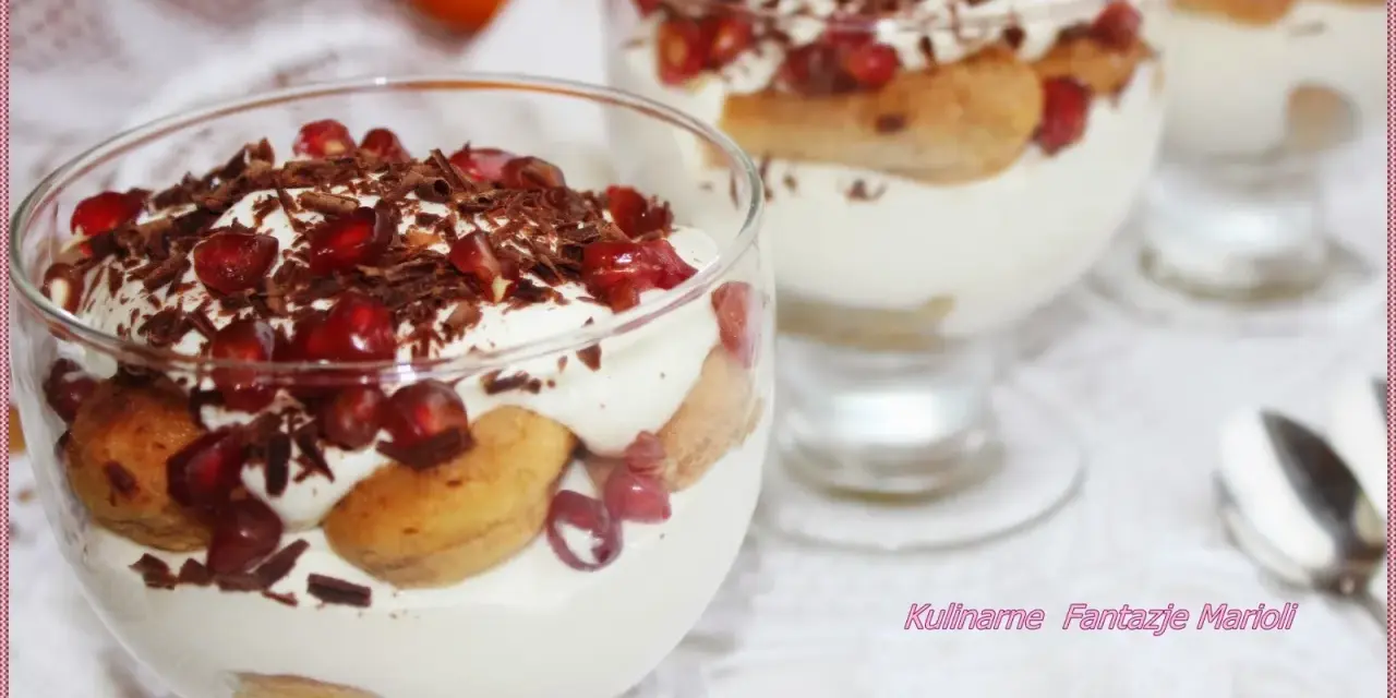 Pyszne tiramisu z mascarpone w pucharkach, udekorowane granatem i czekoladą. Sprawdzony przepis na deser, który zachwyci każdego.