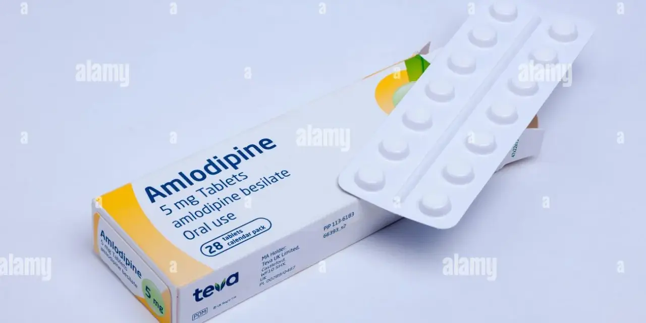 Confezione di Amlodipina 5 mg, 28 compresse per uso orale, con blister e foglietto illustrativo.