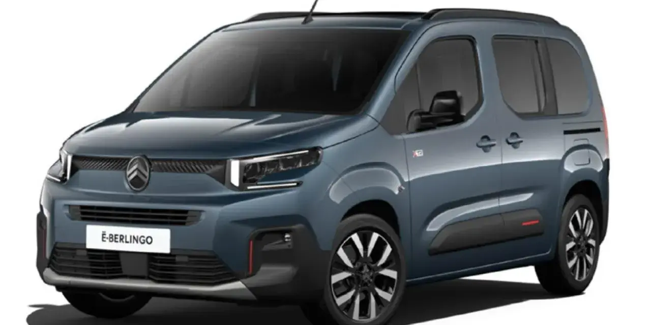 Niebieski E-Berlingo z nowoczesnym przodem i czarnymi felgami. Idealny do rodzinnych podróży.