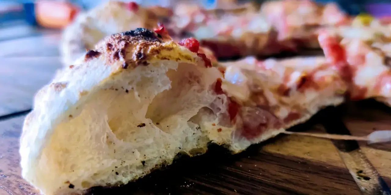 Czym posmarować spód pizzy, by uniknąć miękkości i poprawić smak