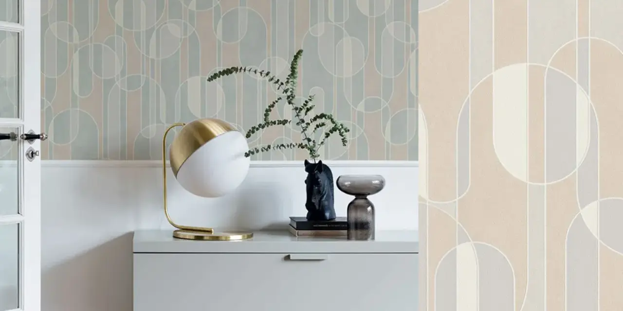 Ideas de papel pintado para recibidor: diseño geométrico en tonos pastel y beige, creando un ambiente moderno y acogedor.
