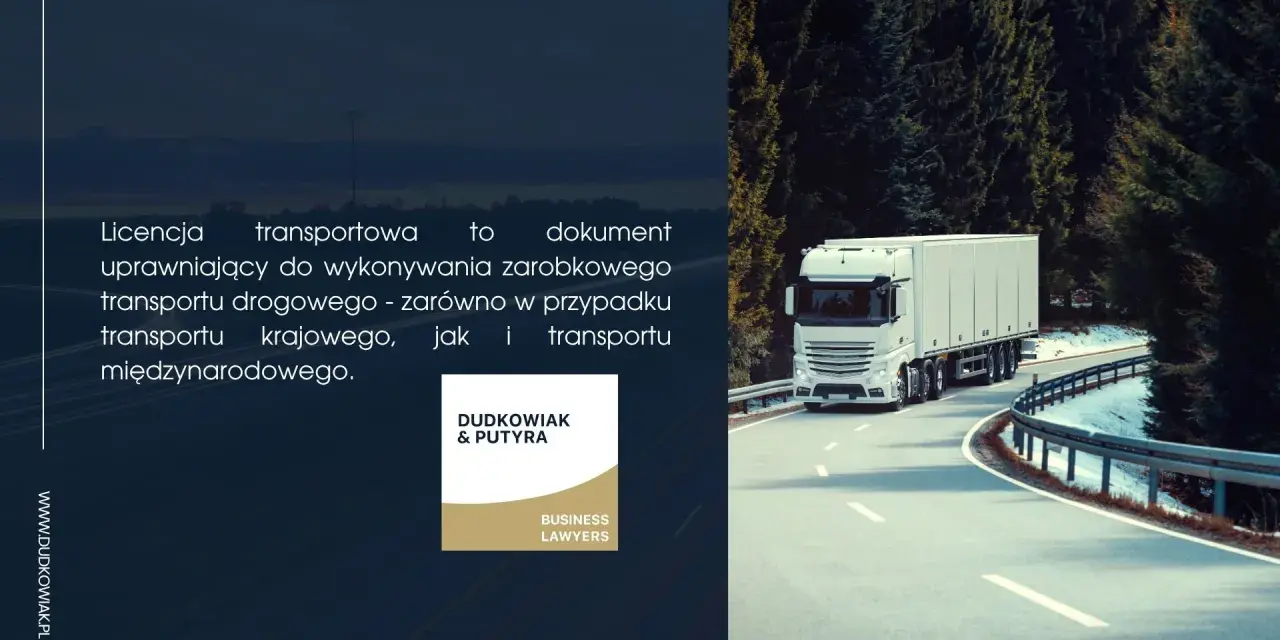 Biała ciężarówka jedzie krętą drogą przez las. Tekst informuje, że licencja transportowa to dokument uprawniający do wykonywania zarobkowego transportu drogowego, niezbędny do uzyskania licencji kierowcy.
