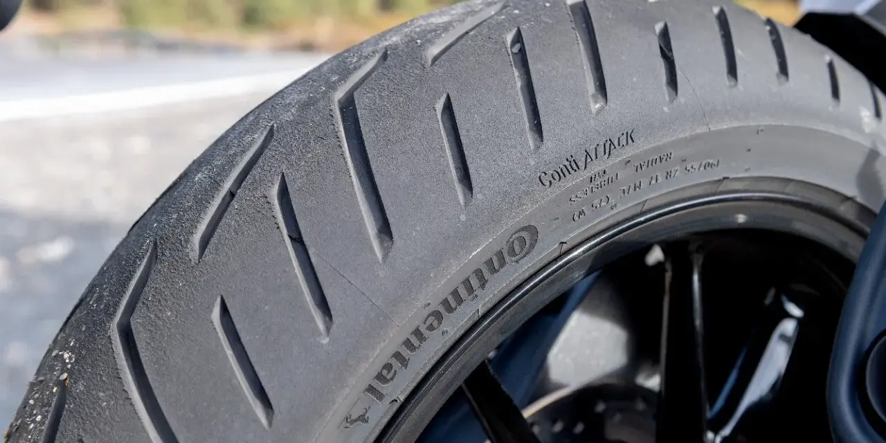 Gomma moto Continental Conti Attack. Dopo quanti anni le gomme moto si induriscono? Dipende da molti fattori, ma la qualità Continental dura a lungo.