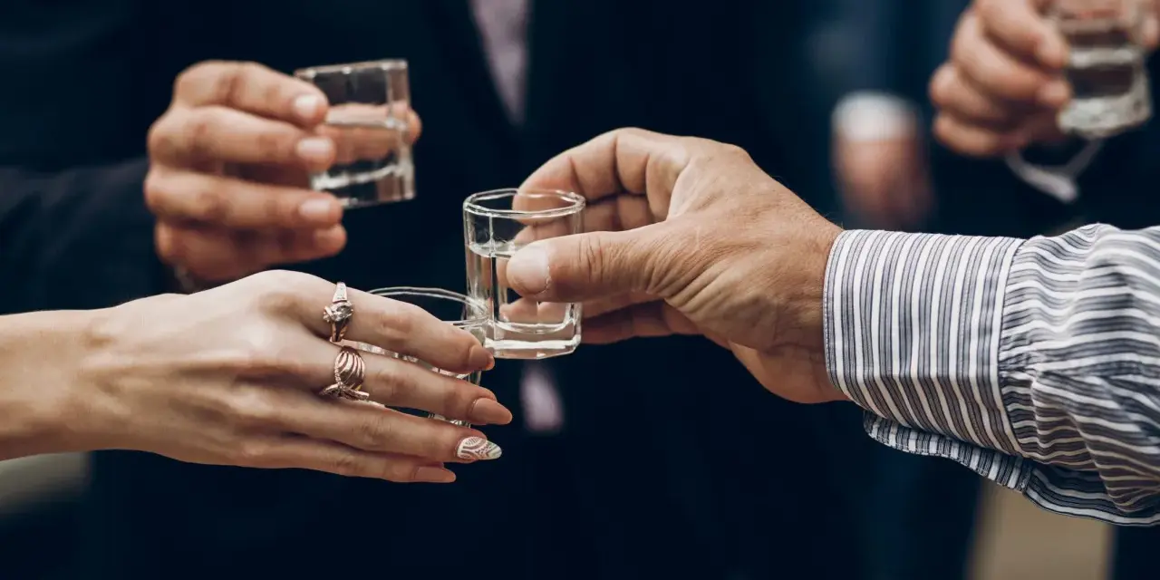 Wódka na wesele: Jak obliczyć, by nie zabrakło i nie przepłacić?