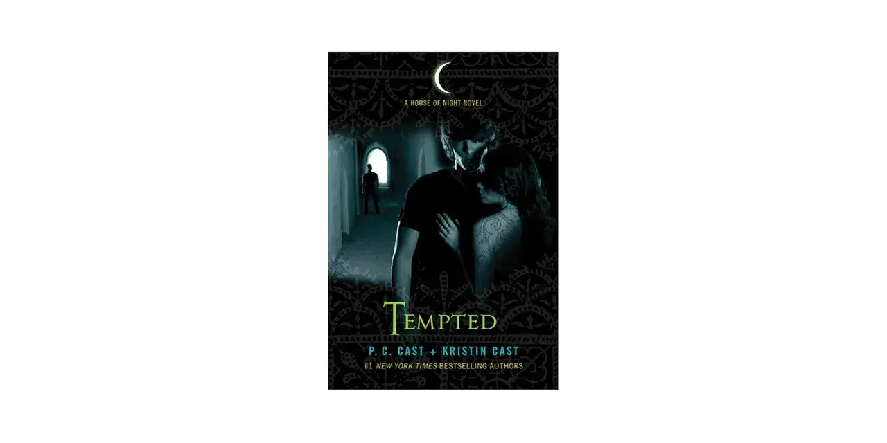 Okładka książki "Tempted" P.C. Cast i Kristin Cast. Mroczny korytarz, para obejmująca się, postać w oddali.