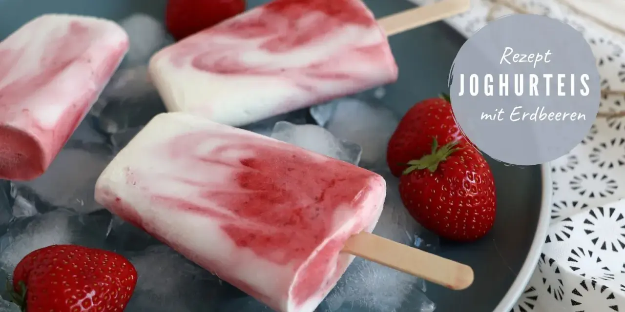 Leckeres Joghurt-Erdbeer-Eis am Stiel, perfekt zum kinder eis selber machen. Frische Erdbeeren und Eiswürfel garnieren das süße Rezept.