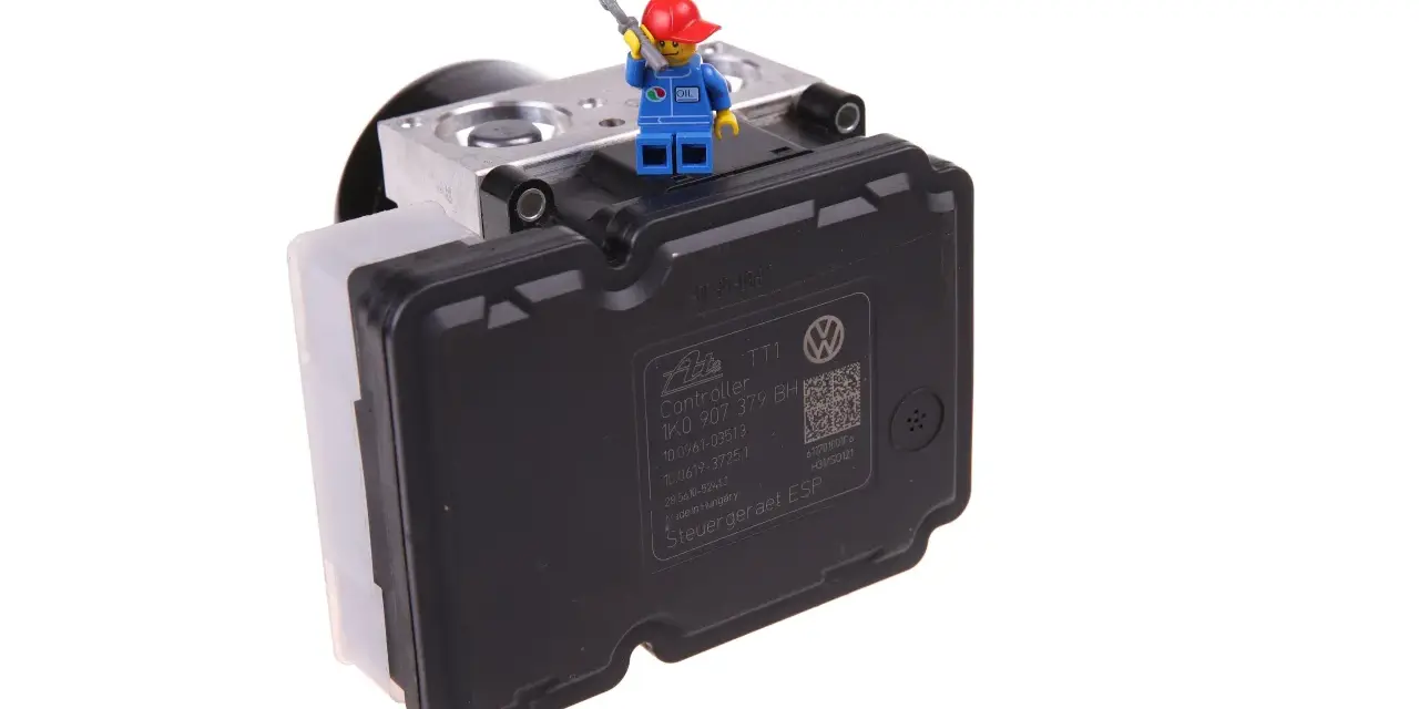 Lego mechanik naprawia moduł ABS, być może z błędem dtc u0405 ford.